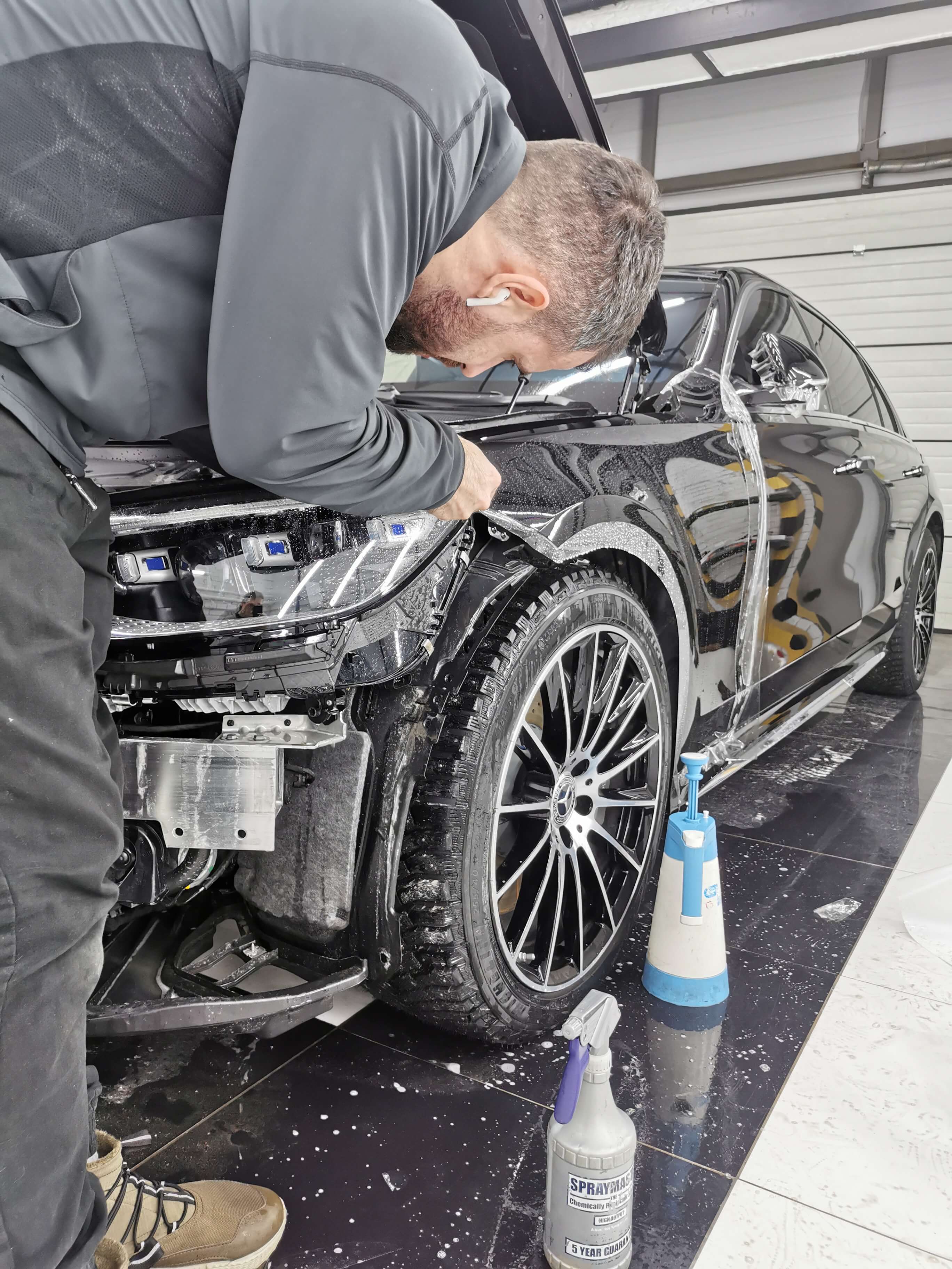 Процесс нанесения защитного полиуретана на крыло Mercedes в Санкт-Петербурге